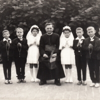 Uhl Antal elsőáldozók körében. (Baranyaszentgyörgy, 1964)