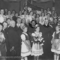 A lille-i magyar szeretetvásár ünnepélyes megnyitása. (1938) Balról jobbra (kiemelve): Uhl Antal, Achille Liénart bíboros, lille-i püspök és gr. Khuen-Héderváry Sándor párizsi követ.