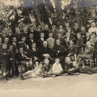 Az Emericanum növendékei az 1917/1918-as tanévben. Középen Komócsy István igazgató (bal) és Perr Viktor prefektus (jobb).